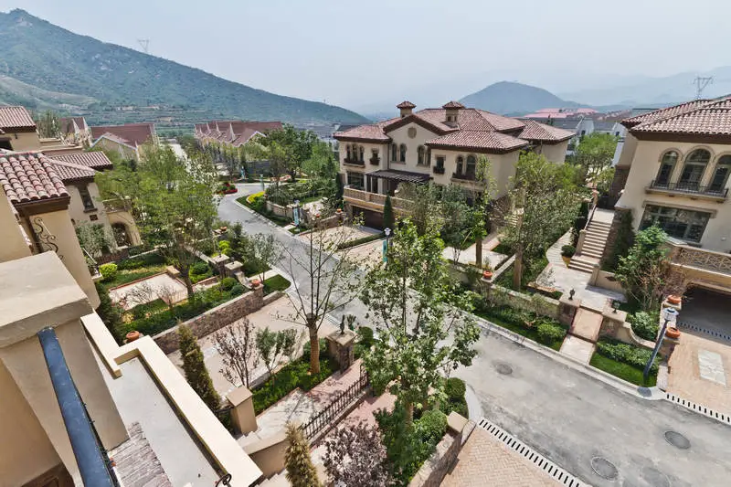 亿城上山间拾阶是一期的升级产品,建筑上采用的是时下尖端别墅的代表&