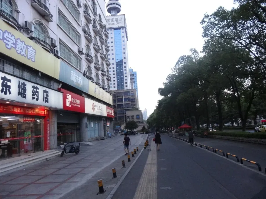 东塘大厦1室1厅1卫南朝向13000.00元/月出租