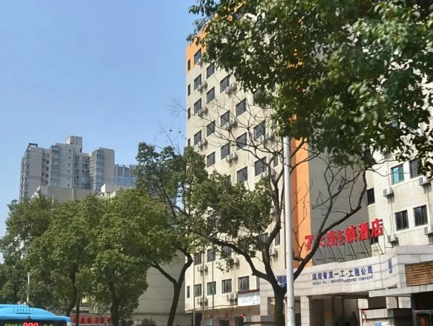 建筑设计院单位房3室1厅2卫南朝向2600.00元/月出租