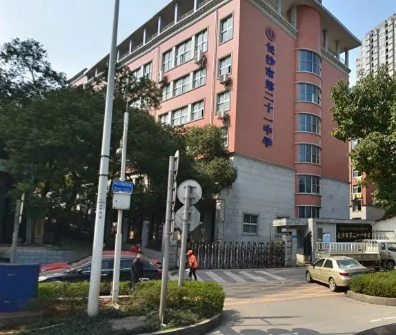 长沙二十一中宿舍3室2厅1卫南朝向2000.00元/月出租