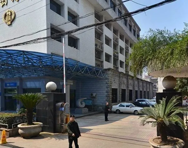 天心区国税局宿舍3室2厅2卫南北朝向2200.00元/月出租