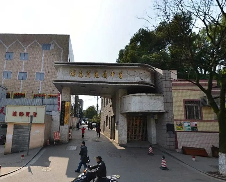地质中学宿舍2室2厅1卫南朝向2200.00元/月出租