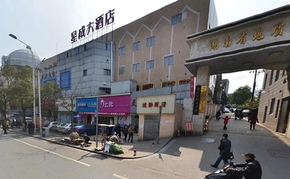 地质中学宿舍3室1厅1卫南朝向2400.00元/月出租