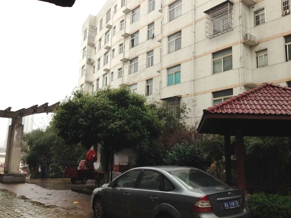 金岸教师公寓3室2厅2卫南北朝向1200.00元/月出租