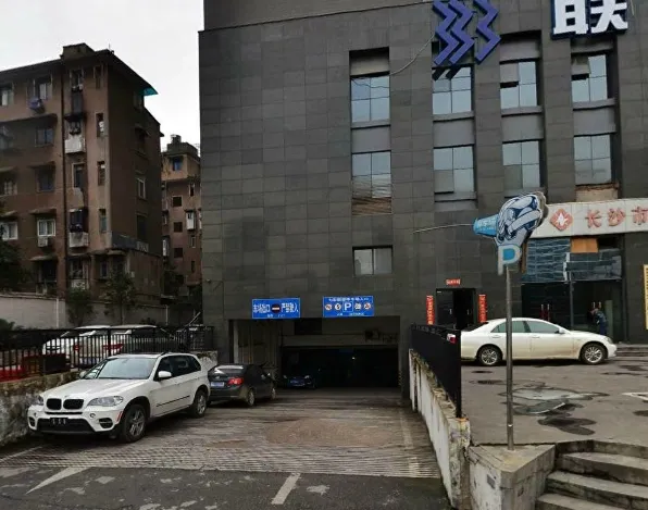 七彩丽都1室1厅1卫东南朝向1600.00元/月出租