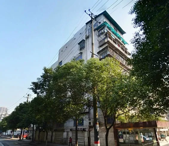 椰林公寓3室2厅1卫南朝向2000.00元/月出租