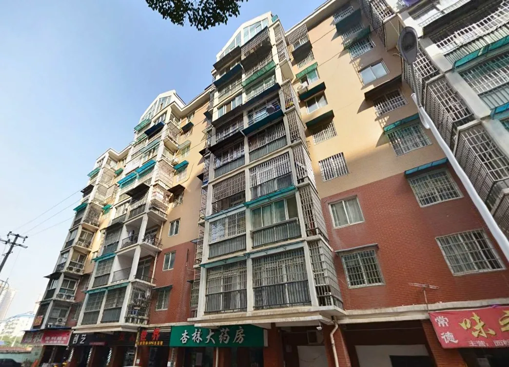 东南雅苑3室2厅1卫南朝向2400.00元/月出租