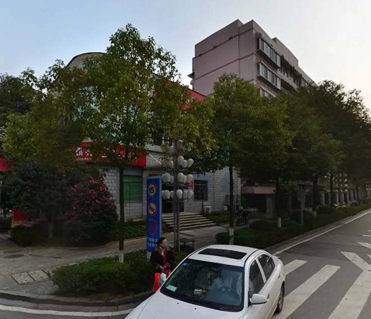 金鹰小区3室2厅2卫南北朝向2300.00元/月出租