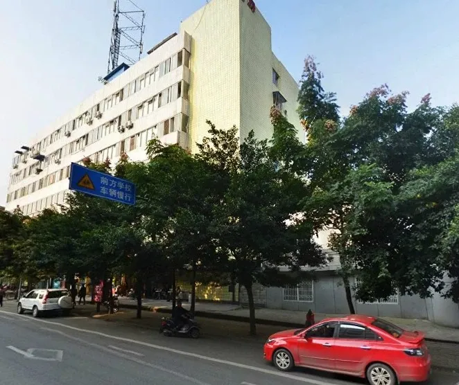 枣子巷17号院2室1厅1卫西南北朝向2800.00元/月出租