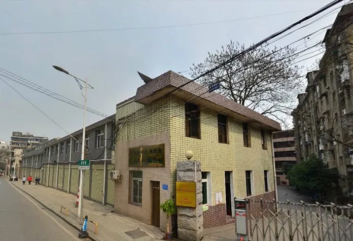 湖南金蜂音像出版社宿舍2室1厅1卫南朝向1300.00元/月出租