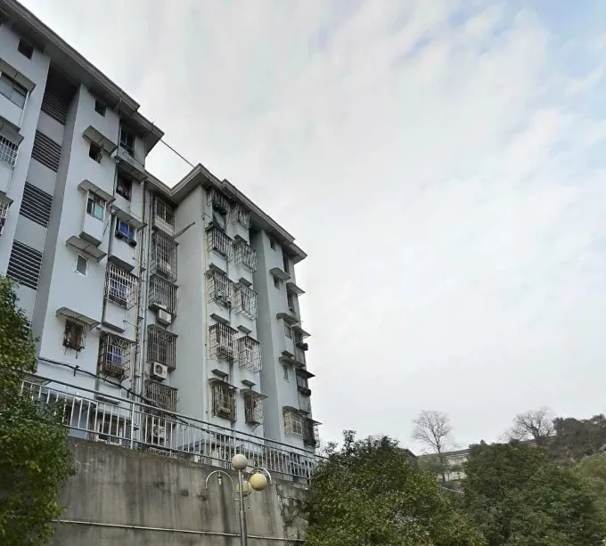 学堂坡小区3室1厅1卫南朝向3200.00元/月出租