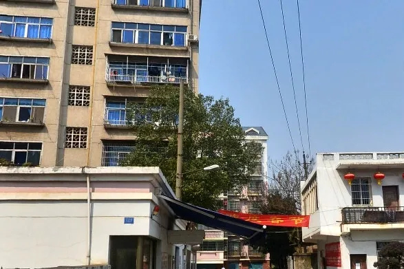 雅泰家园5室2厅2卫南北朝向1500.00元/月出租