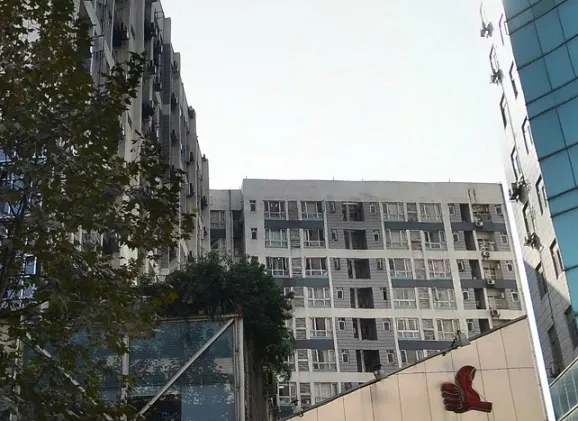 蓝光郁金香花园广场1室1厅1卫东南朝向2600.00元/月出租