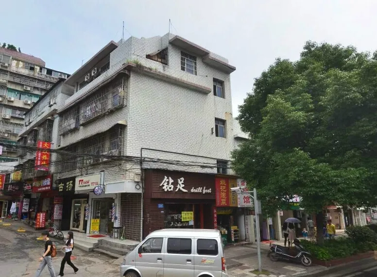 园丁新村4室1厅2卫南北朝向3200.00元/月出租
