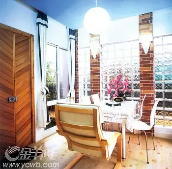 图:隔音玻璃不仅能隔热,还可抗击外冲力用 图:隔音玻璃不仅能隔热,还可抗击外冲力用