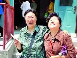两名购房者拿到号后一起开怀大笑 两名购房者拿到号后一起开怀大笑