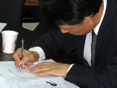 马挺贵会长在在评审认定书上签书 马挺贵会长在在评审认定书上签书