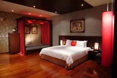 ľ�ʲ��ϵĳ����У���ɫ����ǿ��͸¶�Ű�����Ϣ��