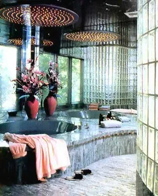 您是否也想象过自己能拥有一间如此豪华的浴室呢?玻璃镜墙、满天星式圆盘顶灯的选用,不仅拓展了空间,更增添了浴室的豪华气派。其实,您也不妨试一下,并非要花费很多钱的。 您是否也想象过自己能拥有一间如此豪华的浴室呢?玻璃镜墙、满天星式圆盘顶灯的选用,不仅拓展了空间,更增添了浴室的豪华气派。其实,您也不妨试一下,并非要花费很多钱的。