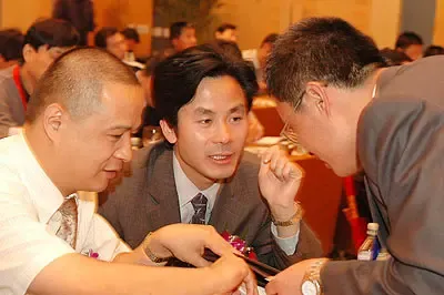 会场宾客相谈甚欢 会场宾客相谈甚欢