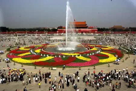 2005年9月27日,庆祝新中国成立56周年天安门广场花坛摆花布置工作全面竣工。广场中心的“万众一心”中心花坛,主喷高25米。 2005年9月27日,庆祝新中国成立56周年天安门广场花坛摆花布置工作全面竣工。广场中心的“万众一心”中心花坛,主喷高25米。