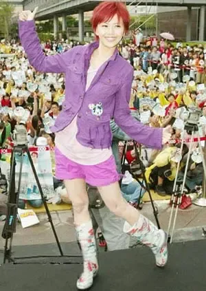 (组图)孙燕姿住玻璃屋快崩溃 30万人次看其真人秀 (组图)孙燕姿住玻璃屋快崩溃 30万人次看其真人秀