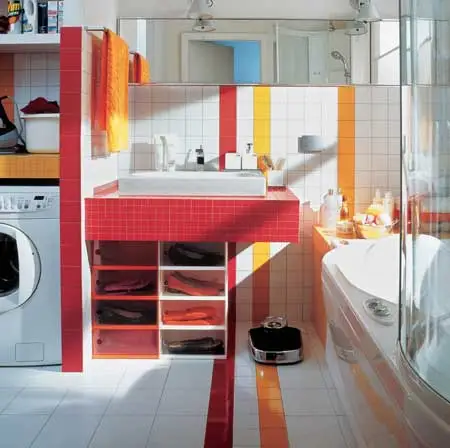 白色的方形陶瓷洗面盆给人落落大方的感觉,下面是用于收纳浴室用品的透明门小柜子。 白色的方形陶瓷洗面盆给人落落大方的感觉,下面是用于收纳浴室用品的透明门小柜子。