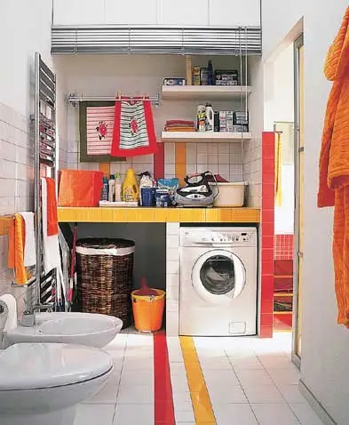 需要洗衣服的时候,当然要将用来遮挡的百叶帘打开,里面的东西真是不少。 需要洗衣服的时候,当然要将用来遮挡的百叶帘打开,里面的东西真是不少。