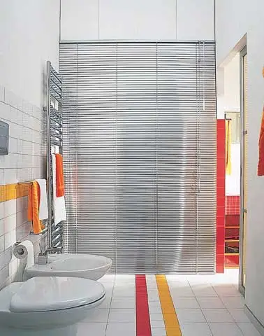 不需使用洗衣机时,百叶帘完全放下来,真的是难识其中的庐山真面目。 不需使用洗衣机时,百叶帘完全放下来,真的是难识其中的庐山真面目。