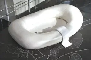 它看上去更像一叶在海水中荡漾的小船,或者说,像一只充满了气的救生艇。 它看上去更像一叶在海水中荡漾的小船,或者说,像一只充满了气的救生艇。