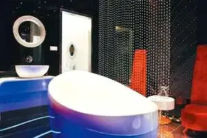 水龙头和浴缸线条流畅 水龙头和浴缸线条流畅