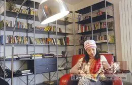 客厅一角的书架上有许多主人的珍藏,坐在这里的红沙发上看书也是杨洋最喜欢做的事情之一。 客厅一角的书架上有许多主人的珍藏,坐在这里的红沙发上看书也是杨洋最喜欢做的事情之一。