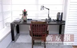 女主人只在卧室阳台的一角开辟了一小块工作区,在这里可以上上网、看看窗外的风景。 女主人只在卧室阳台的一角开辟了一小块工作区,在这里可以上上网、看看窗外的风景。