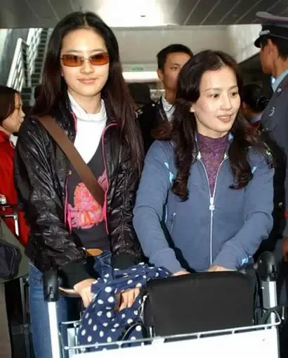 刘亦菲母女被地产大鳄包养 刘亦菲母女被地产大鳄包养