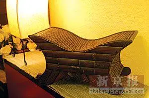 这款搁台由竹片和藤条制成。既能装上一点小东西，还能搁一些物品。