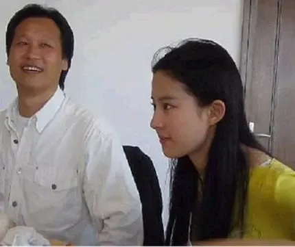 刘亦菲与地产大鳄"义父"亲密照曝光(图) 刘亦菲与地产大鳄"义父"亲密照曝光(图)