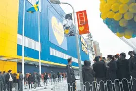 尽管宜家新店开业没有促销活动，但照样抵挡不住人们排队进场的激情。