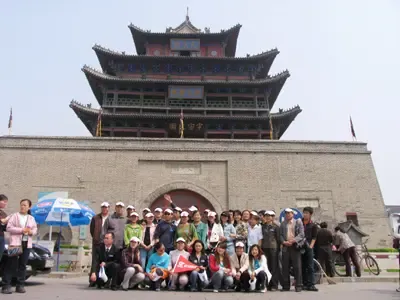 都市白领俱乐部会员光岳楼下合影留念 都市白领俱乐部会员光岳楼下合影留念