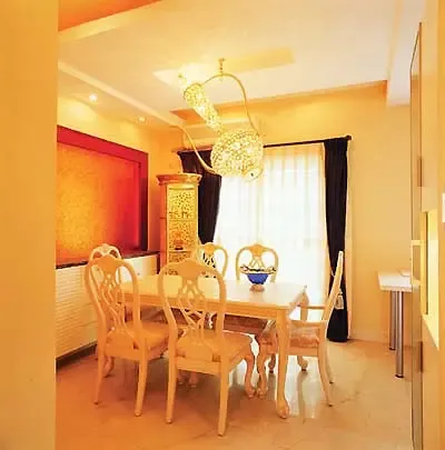 餐厅顶部的这只巨大的阿拉伯式的酒壶灯,造型华丽,构思巧妙 餐厅顶部的这只巨大的阿拉伯式的酒壶灯,造型华丽,构思巧妙