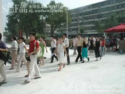 搜房网29日上百人看房团席卷五大项目 引各界关注 搜房网29日上百人看房团席卷五大项目 引各界关注