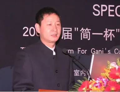 简一陶瓷公司董事总经理邱文会上发言 简一陶瓷公司董事总经理邱文