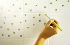 DIY在瓷砖上描绘精美图案 亲手逆转灰暗空间(图) DIY在瓷砖上描绘精美图案 亲手逆转灰暗空间(图)