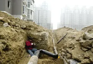 工人仍在铺设取暖管道,业主不知何时能入住。本报记者 甄宏戈 摄 工人仍在铺设取暖管道,业主不知何时能入住。本报记者 甄宏戈 摄