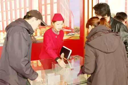 购房团成员们正在详细了解户型情况 购房团成员们正在详细了解户型情况