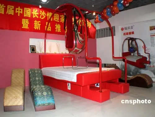 一张要价8000元的性爱床的正中央能自由上下摆动,速度可快可慢。 一张要价8000元的性爱床的正中央能自由上下摆动,速度可快可慢。