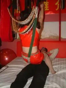 女模特摆出的POSE极为挑逗,令这位观众冲动不已。 女模特摆出的POSE极为挑逗,令这位观众冲动不已。