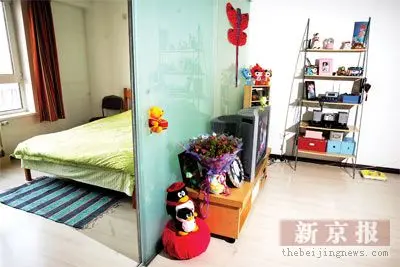 客厅与卧室间用磨砂玻璃做隔断,既保证了卧室的私密性,又让光线可以自由穿过。 客厅与卧室间用磨砂玻璃做隔断,既保证了卧室的私密性,又让光线可以自由穿过。