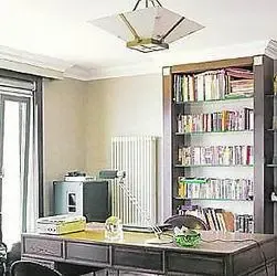 大面积的书柜也是采用实木做成。 大面积的书柜也是采用实木做成。