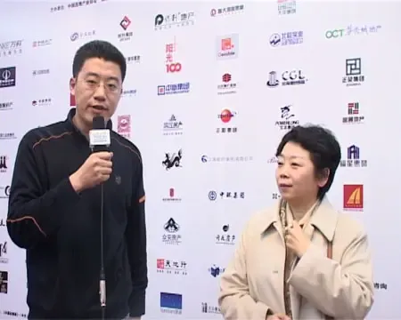 金网络置业公司总经理张静颐(右)接受搜房网新闻中心记者采访 金网络置业公司总经理张静颐(右)接受搜房网新闻中心记者采访