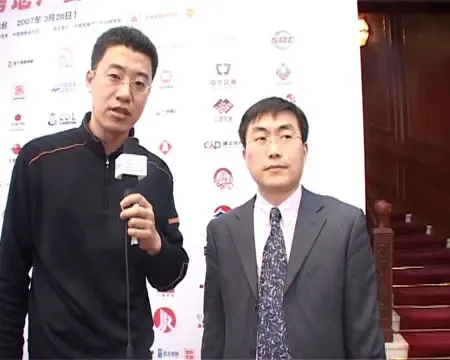 国务院发展研究中心企业研究所博士张政军(右)接受搜房网新闻中心记者采访 国务院发展研究中心企业研究所博士张政军(右)接受搜房网新闻中心记者采访